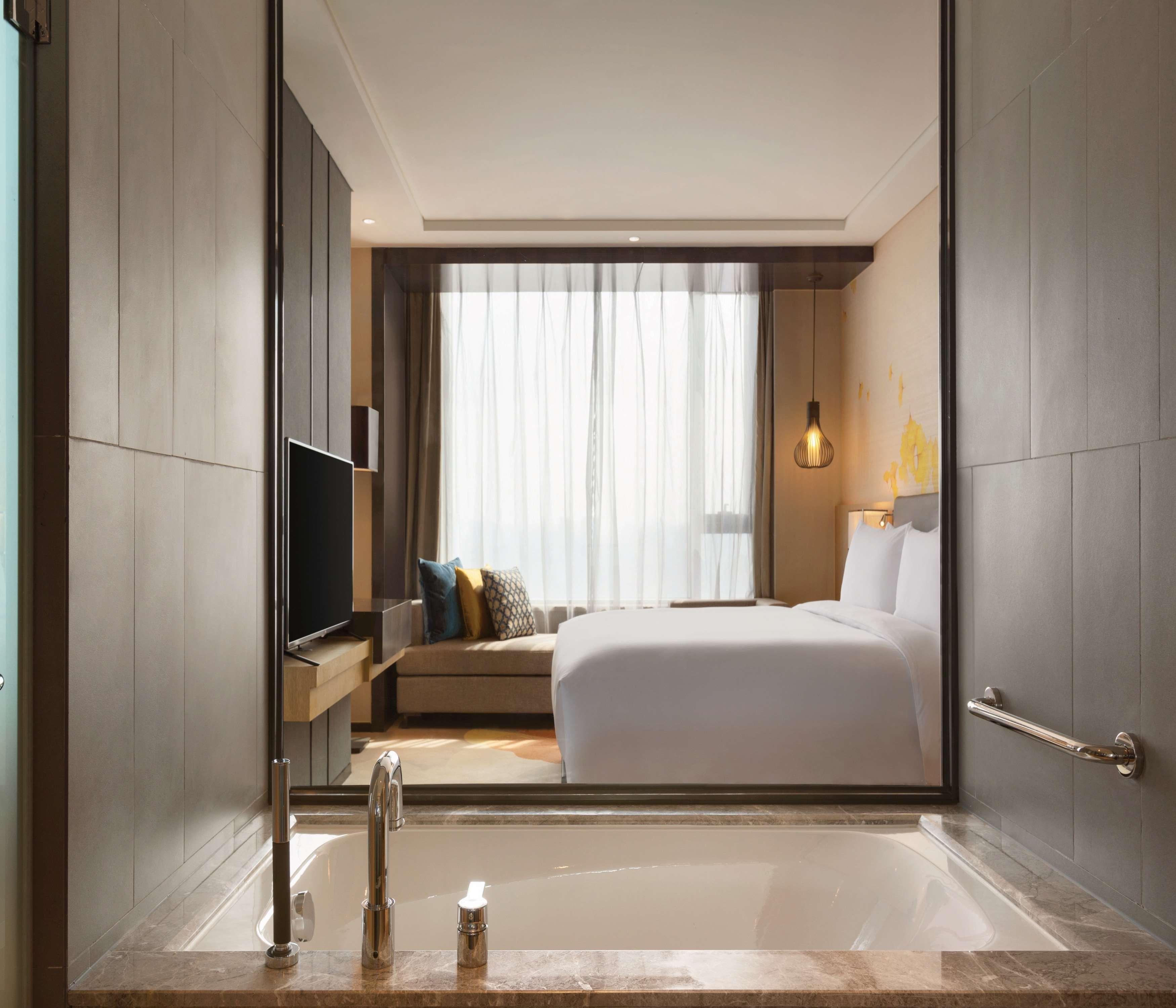 Hilton Garden Inn Dandong Bagian luar foto