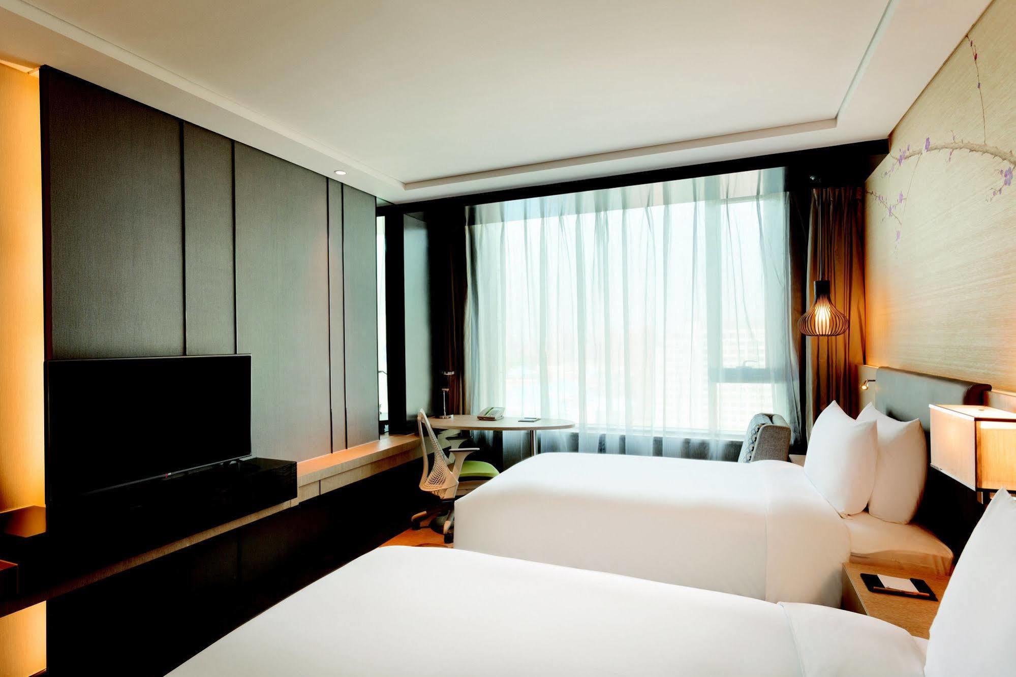Hilton Garden Inn Dandong Bagian luar foto